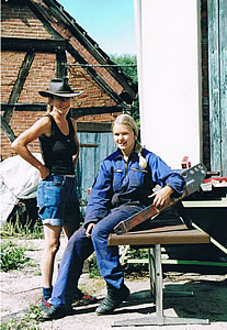 Anna Mayer und Sarah auf dem Frienhof Mayer in Stixe